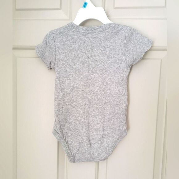 5/$10 Carter's short sleeve onesie size 18 m - Picture 2 of 4